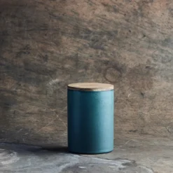 Aida RAW Northern Green opbevaringskrukke med teaklåg 15 cm
