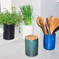 Aida RAW Northern Green opbevaringskrukke med teaklåg 15 cm