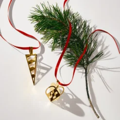 Georg Jensen Jul 2025 ornamentsæt med hjerte og kræmmerhus