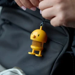 Hoptimist Bumble vedhæng gul H 5,9 cm