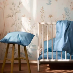Juna Daisy baby sengetøj lyseblå/hvid 70x100 cm
