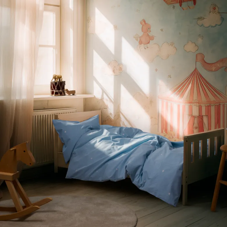 Juna Daisy børne sengetøj lyseblå/hvid 100x140 cm