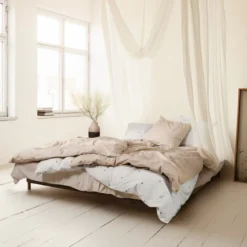 Juna Daisy sengetøj sand/hvid 200x220 cm