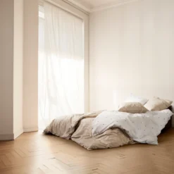 Juna Daisy sengetøj sand/hvid 140x200 cm