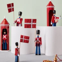 Kay Bojesen Figurines Fanebærer træfigur rød H 29,5 cm