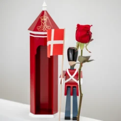 Kay Bojesen Figurines Fanebærer træfigur rød H 29,5 cm