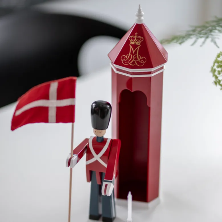 Kay Bojesen Figurines Fanebærer træfigur rød H 29,5 cm