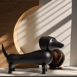 Kay Bojesen mellem Gravhund mørk bejdset eg