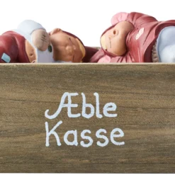 Klarborg Adam & Annika i æblekasse