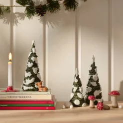 Klarborg juletræ med sne