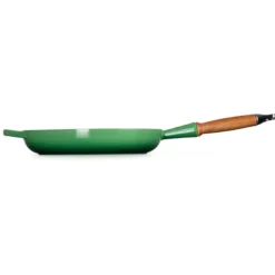 Le Creuset Signature støbejern stegepande med træhåndtag Ø 28 cm bamboo green
