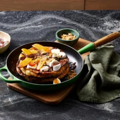 Le Creuset Signature støbejern stegepande med træhåndtag Ø 28 cm bamboo green