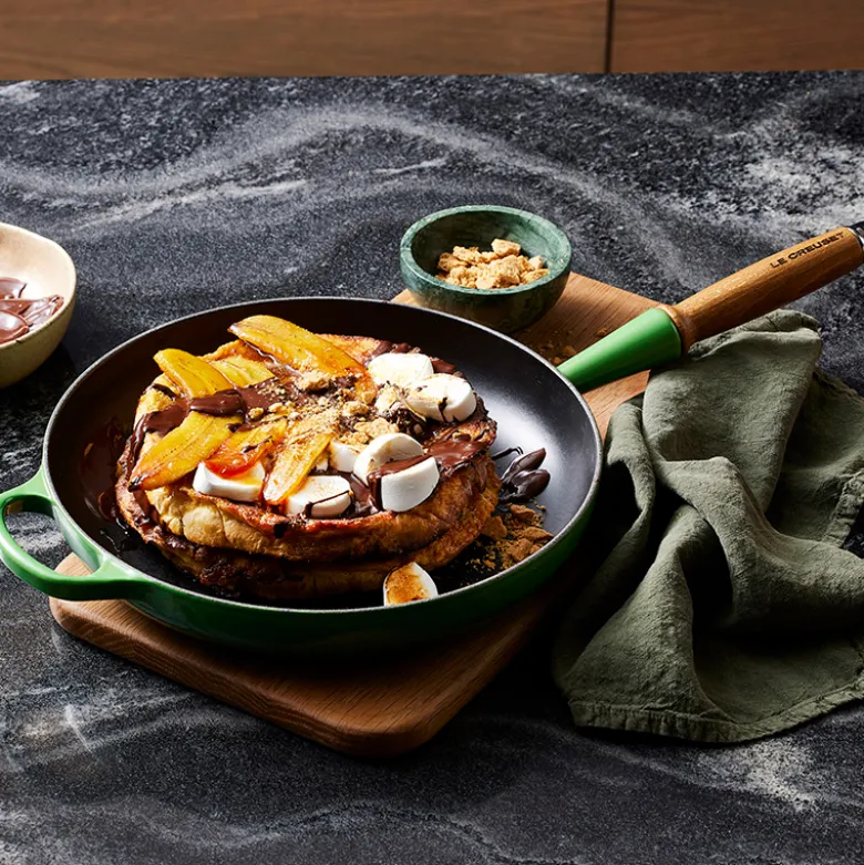 Le Creuset Signature støbejern stegepande med træhåndtag Ø 28 cm bamboo green