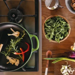 Le Creuset Signature støbejern stegepande med træhåndtag Ø 28 cm bamboo green