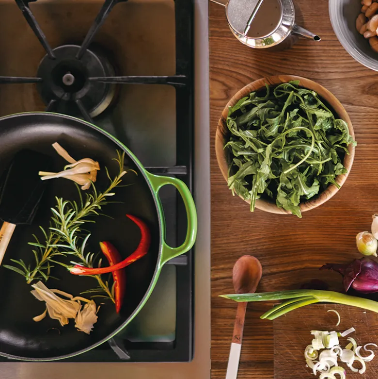 Le Creuset Signature støbejern stegepande med træhåndtag Ø 28 cm bamboo green