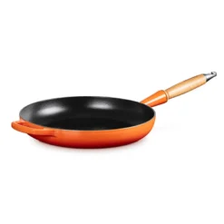 Le Creuset Signature støbejern stegepande med træhåndtag Ø 28 cm volcanic