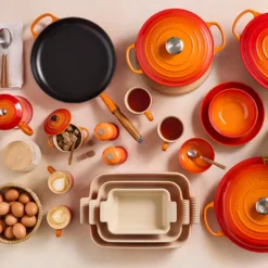 Le Creuset Signature støbejern stegepande med træhåndtag Ø 28 cm volcanic