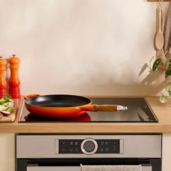 Le Creuset Signature støbejern stegepande med træhåndtag Ø 28 cm volcanic