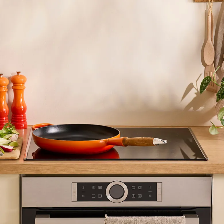 Le Creuset Signature støbejern stegepande med træhåndtag Ø 28 cm volcanic