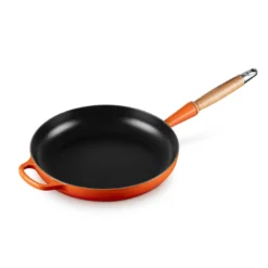 Le Creuset Signature støbejern stegepande med træhåndtag Ø 28 cm volcanic