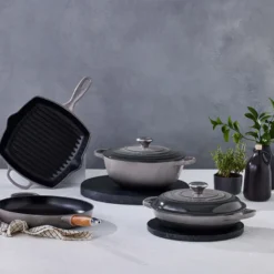 Le Creuset Signature støbejern stegepande med træhåndtag Ø 28 cm flint