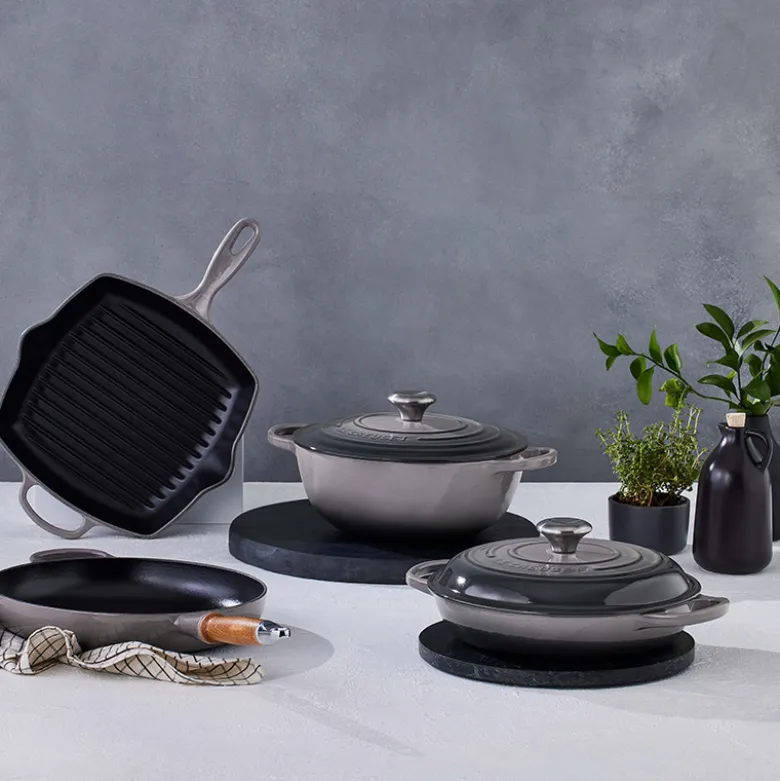 Le Creuset Signature støbejern stegepande med træhåndtag Ø 28 cm flint