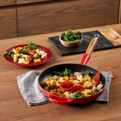 Le Creuset Signature støbejern stegepande med træhåndtag Ø 28 cm cerise