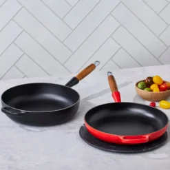 Le Creuset Signature støbejern stegepande med træhåndtag Ø 28 cm cerise