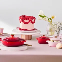 Le Creuset Signature støbejern hjertebuffetgryde med hjerteformet knop Ø 20 cm cerise