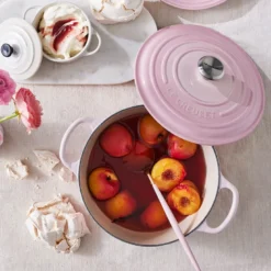 Le Creuset Signature støbejern rund gryde Ø 24 cm shell pink