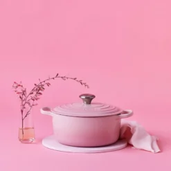 Le Creuset Signature støbejern rund gryde Ø 24 cm shell pink