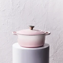 Le Creuset Signature støbejern rund gryde Ø 24 cm shell pink