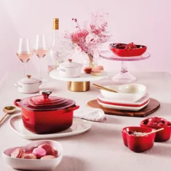 Le Creuset Signature stentøj hjerteformet skål 20 cm Cerise
