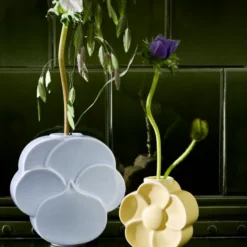 Lyngby Porcelæn Flower smørblomst vase sand H 11,5 cm