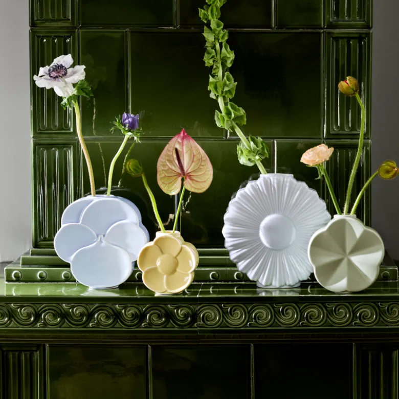 Lyngby Porcelæn Flower stedmoderblomst vase lyseblå H 17 cm