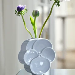 Lyngby Porcelæn Flower stedmoderblomst vase lyseblå H 17 cm