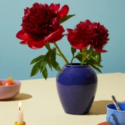 Lyngby Porcelæn Rhombe Color vase mørk blå H 16,5 cm