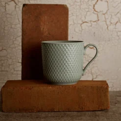 Lyngby Porcelæn Rhombe Earth krus med hank 39 cl moss