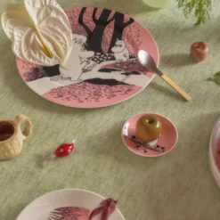 Moomin Arabia Kærlighed 30 års jubilæums serveringsfad lyserød Ø 30 cm