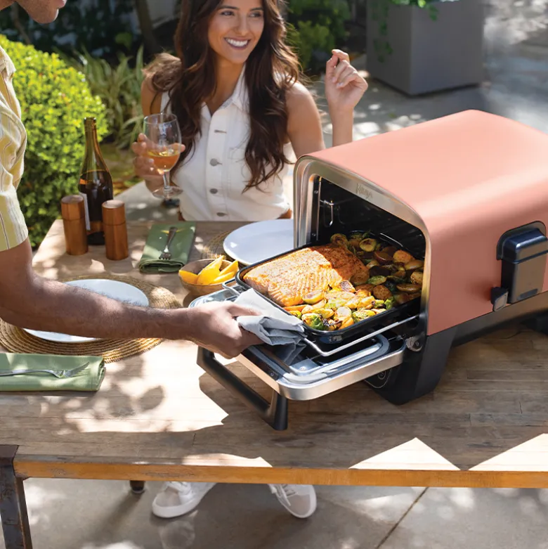 Ninja Woodfire OO101EU udendørs elektrisk grill & røgeovn 2400 watt