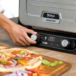 Ninja Woodfire OO101EU udendørs elektrisk grill & røgeovn 2400 watt