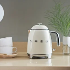 Smeg elkedel mini creme 0,8 liter 1400 watt