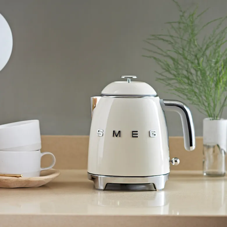 Smeg elkedel mini creme 0,8 liter 1400 watt