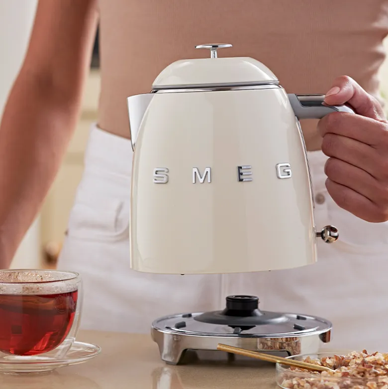 Smeg elkedel mini creme 0,8 liter 1400 watt