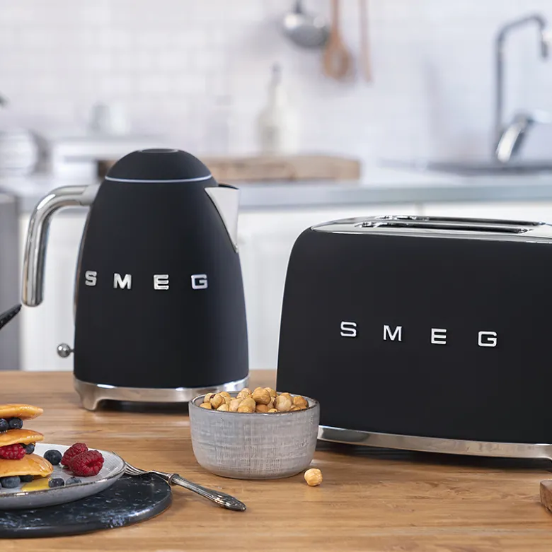Smeg KLF03BLMEU elkedel mat sort 1,7 liter 2400 watt