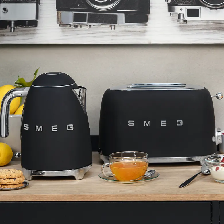 Smeg KLF03BLMEU elkedel mat sort 1,7 liter 2400 watt