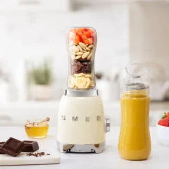 Smeg PBF01WHEU Personal blender creme inkl. 2 stk. flasker 0,6 liter