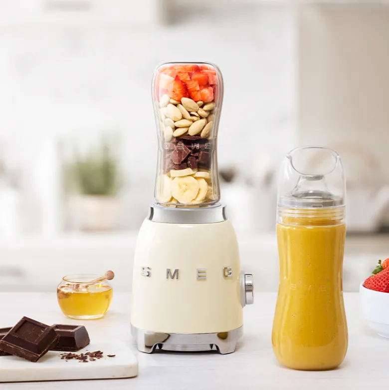 Smeg PBF01WHEU Personal blender creme inkl. 2 stk. flasker 0,6 liter