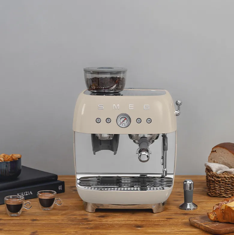 Smeg 50's Style manuel espressomaskine creme 1650 watt