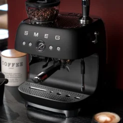 Smeg 50's Style manuel espressomaskine mat sort 1650 watt